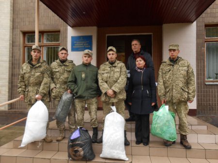 Школярі Дубровицького району передали маскувальні сітки військовим